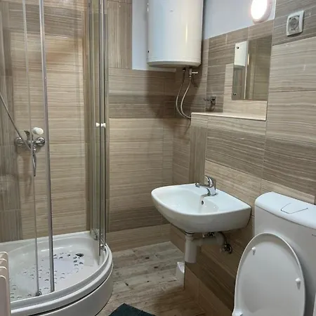 아파트 Bright 2-bedroom With Balcony And Parking