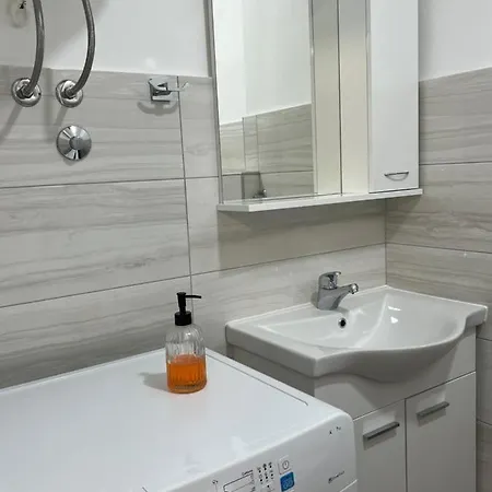 아파트 Bright 2-bedroom With Balcony And Parking 사라예보