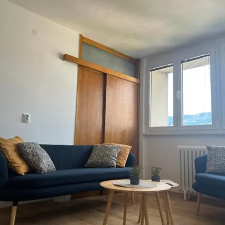 아파트 Bright 2-bedroom With Balcony And Parking