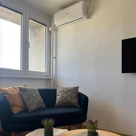 Bright 2-bedroom With Balcony And Parking 아파트 *