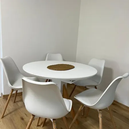 Bright 2-bedroom With Balcony And Parking 아파트 사라예보
